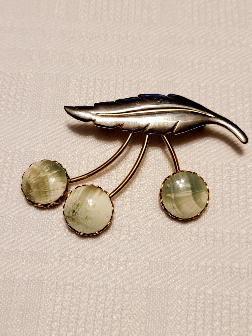 Vintage Brooch Pin Mid Century Goldtone Stone
